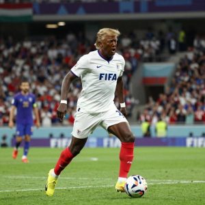 Cuộc chiến ngoài lề: Trump và FIFA thay đổi số phận Balogun ngay trước giờ G
