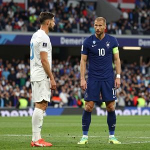 Vì sao Zidane và Deschamps không nhìn mặt nhau? Hé lộ từ L’Equipe về cuộc đối đầu ngầm kéo dài hơn một thập kỷ